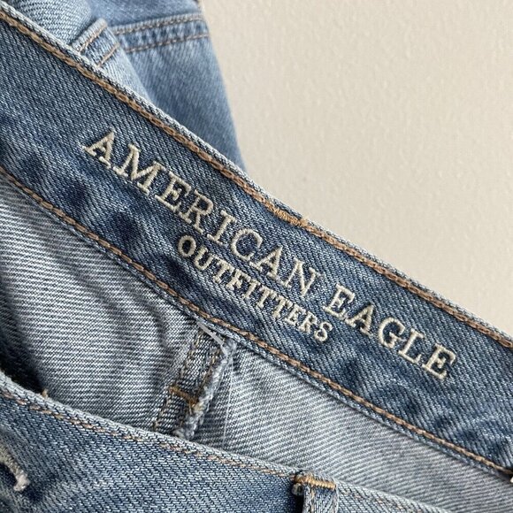 American Eagle 18 Light Wash Distressed Button Fly Hi-Rise Girlfriend Jean NWT - Picture 11 of 15